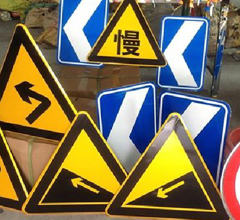 南华标识标牌中颜色的确定是很重要的。